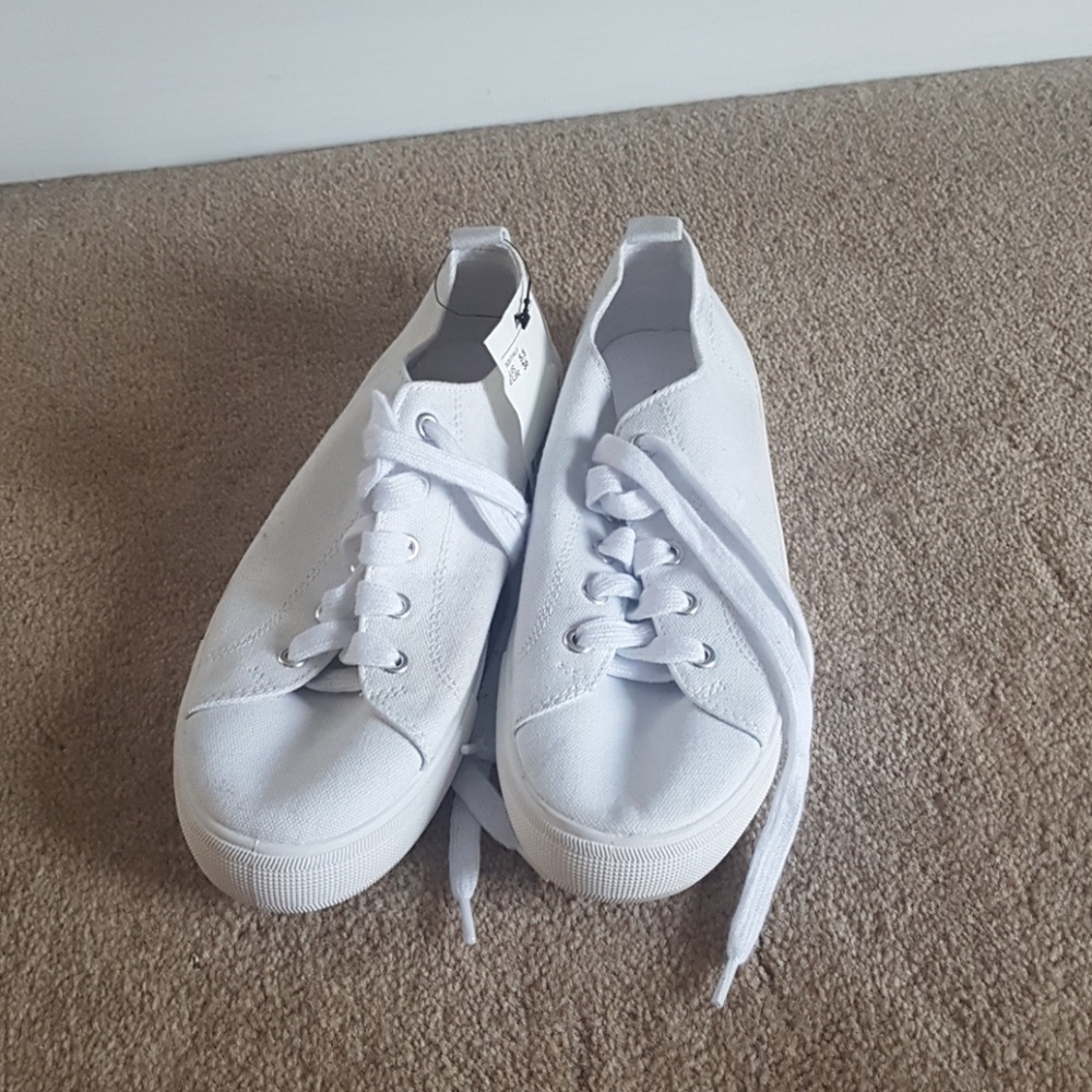 White tennis shoes